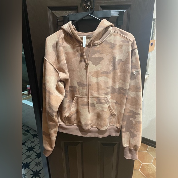 Fabletics outfit;White legging, high impact, regular length and camo hoodie (S) - Picture 8 of 8